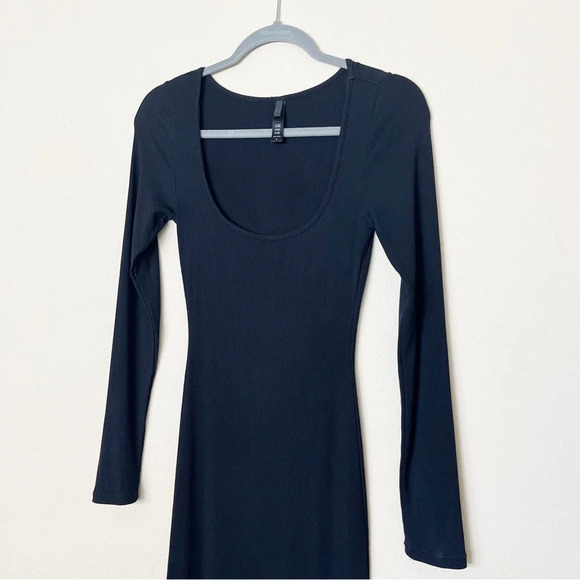 Skims Soft Lounge Long Sleeve Maxi Dress Ribbed Onyx
Size Small - Picture 9 of 14